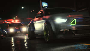 一輛發光的綠色跑車在夜間濕漉漉的城市街道上奔馳，警察在後追捕。