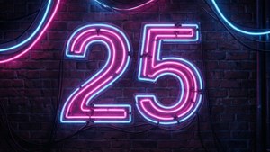 霓虹燈標誌在磚牆上顯示數字25，帶有粉紅色和藍色燈光。