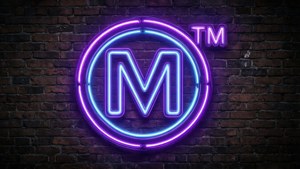 磚牆上圓圈內有字母M的霓虹燈牌