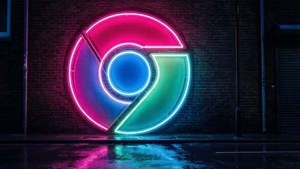 夜間在潮濕磚牆上發光的霓虹Chrome標誌