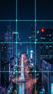 夜晚城市，發光的霓虹燈和數字網格覆蓋建築物和街道。