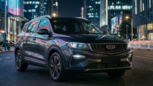夜間濕漉漉的城市街道上，在閃爍的霓虹燈下停著一輛黑色SUV。