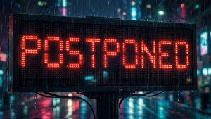 紅色LED招牌寫著postponed，在雨夜城市中