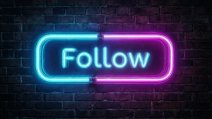 霓虹燈牌上以藍色和粉紅色寫著「Follow」在磚牆上
