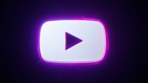 霓虹紫色和藍色 YouTube 標誌，帶白色播放按鈕，深色背景