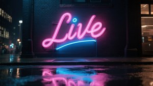 夜間濕漉漉的磚牆上，粉紅色和藍色霓虹燈牌寫著「Live」，人行道上有反射。