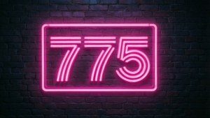 磚牆上帶有數字775的粉紅色霓虹燈牌
