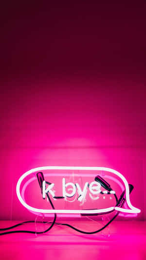 粉紅色霓虹對話氣泡牌，上面寫著 k bye...，掛在素牆上。