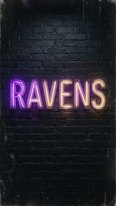 深色磚牆上帶有紫色和金色ravens字樣的霓虹燈牌