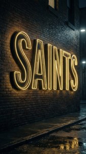 夜間磚牆上發光的黃色霓虹燈牌，顯示 SAINTS，下方是濕漉漉的路面。