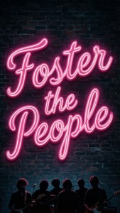 粉紅色霓虹燈牌 Foster the People 在磚牆上，上方是彈結他的樂隊剪影