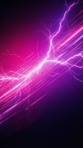 電光粉紅和紫色閃電劃過黑暗的數位天空。