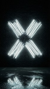 深色磚牆上明亮的白色霓虹燈X標誌，倒影在濕滑地板上