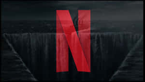 紅色 Netflix 標誌疊加在暴風雨天空下的黑暗瀑布上。