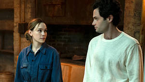 兩個人在質樸的房間裡認真地看著對方。 — Netflix GIF 壁紙