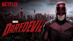 夜魔俠穿著紅色戰衣，在夜晚的紐約市天際線前。 — Netflix GIF 壁紙