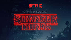紅色霓虹 Stranger Things 標題在星空夜空下，有樹木和衛星天線。