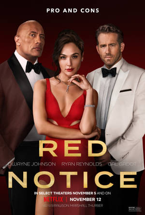電影《紅色通緝令》海報， featuring 狄維·莊遜、賴恩·雷諾士和姬·嘉鐸穿著燕尾服和紅色禮服。 — Netflix GIF 壁紙