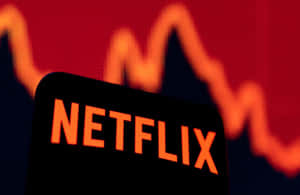 Netflix 標誌，橙色文字在黑色背景上，背景為紅色股票圖表。