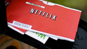 紅色Netflix DVD盒，帶有條碼，在黑色表面上。