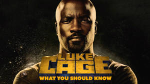 Luke Cage 超級英雄海報，帶有粗體金色文字和粗糙的黑暗背景。 — Netflix GIF 壁紙