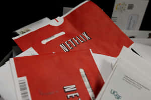 一堆紅色Netflix郵件和白色信封在黑暗的堆中。