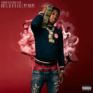 YoungBoy Never Broke Again 在紅色背景上手持現金，背景有漂浮的金錢和槍支圖案。