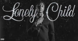 身穿深色西裝的男士，背後有鑲鑽文字「Lonely Child」。