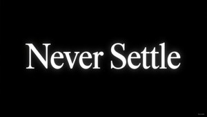 白色發光文字顯示「Never Settle」在黑色背景上