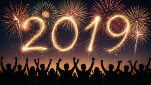 人群慶祝2019新年，煙火在天空中拼出年份。
