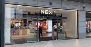 NEXT服裝店入口，玻璃門，可見內部陳列。