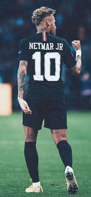 足球運動員 Neymar Jr 身穿黑色球衣 10 號在綠色球場上慶祝。