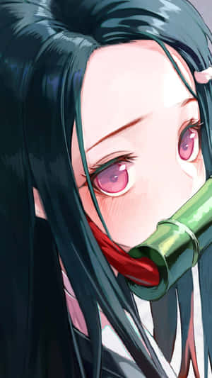 動漫女仔有粉紅色眼睛同黑頭髮，吹緊一支綠色竹笛。 — 鬼滅之刃 禰豆子 壁紙