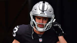 身穿 Raiders 裝備和頭盔的 NFL 美式足球員 — 掠奪者 壁紙