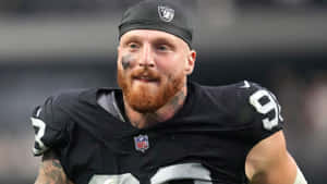 NFL美式足球員在比賽中身穿Raiders球衣，號碼92。