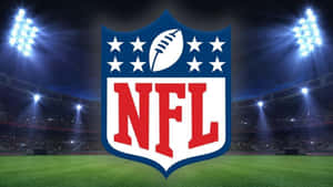夜間在體育場燈光下，足球場上照亮了 NFL 標誌。