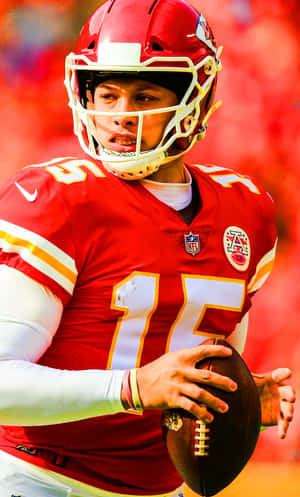 NFL四分衛在紅色球衣中於比賽期間持球。