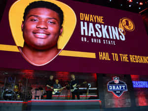 NFL選秀舞台，有音樂家和顯示Dwayne Haskins的巨大屏幕