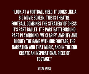 Steve Sabol 關於足球是戲劇、國際象棋、芭蕾舞和遊樂場的文字引用，背景為紅色。