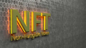 金色NFT字母在六角形金屬牆上發光。
