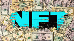 青綠色故障NET標誌散落在美鈔上。