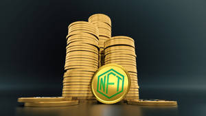 金幣堆，前面有一枚NFT硬幣發出綠光。