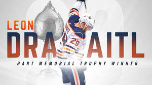 冰球運動員 Leon Draisaitl 慶祝贏得哈特紀念獎盃。