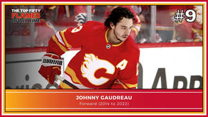 冰球運動員 Johnny Gaudreau 身穿紅色 Flames 球衣在冰上比賽。 — 冰球 壁紙