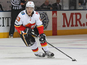 冰球運動員在比賽中穿著隊服在冰上滑行。 — 冰球 壁紙