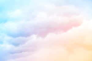 粉彩色嘅雲朵喺柔和漸變嘅天空中飄浮。