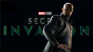 Nick Fury 身穿黑色皮褸戴眼罩，在深色背景上配綠色文字。 — 漫威超級英雄 壁紙