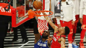 兩位NBA全明星球員在比賽中爭奪灌籃。
