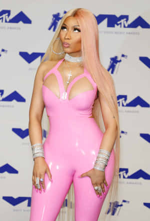 妮琪·米娜在MTV音樂錄影帶大獎上穿著粉紅色乳膠服裝。