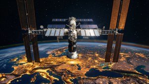 夜間地球上的太空站，城市燈光和星星